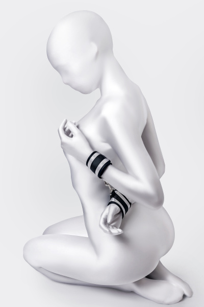 Наручники Anonymo.полиэстер, серебристые, 23,5 см